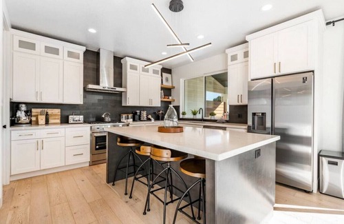 Riverton House | Private Getaway with Theater Room, Hot Tub, Dry Sauna, 7 bedrms, 4 bathrms