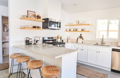 Thousand Oaks House | Private Guest House with Full Kitchen, 30 minutes to L.A. & Beach