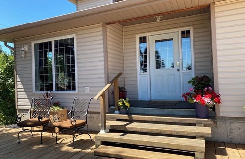 Division No. 11 House | Private guest suite with a king bed, in a country home, minutes from Wetaskiwin.