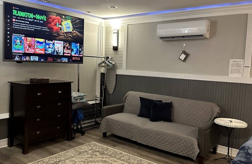 Spring House | Private guesthouse w/wash & dryer! Fully equipped! Min from IAH.Hablo español.