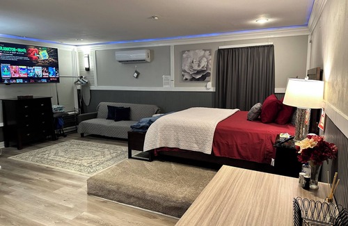 Spring House | Private guesthouse w/wash & dryer! Fully equipped! Min from IAH.Hablo español.