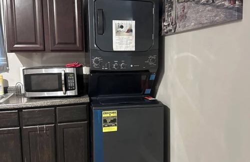 Spring House | Private guesthouse w/wash & dryer! Fully equipped! Min from IAH.Hablo español.