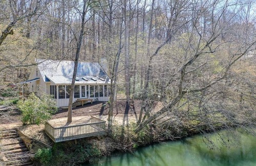 Cornelia Cabin | Private haven on the banks of the Chattahoochee River.