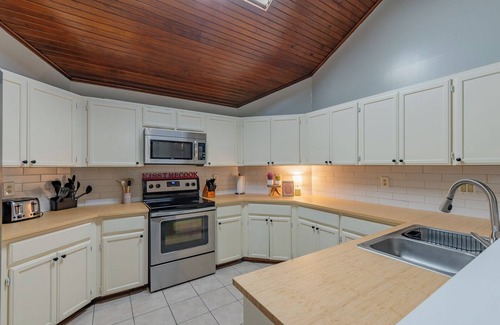 Riverbend of Camino Real House | Private Heated POOL & Game Room by Fiesta Texas & Downtown