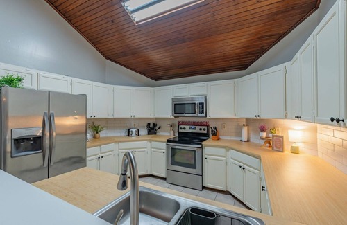 Riverbend of Camino Real House | Private Heated POOL & Game Room by Fiesta Texas & Downtown