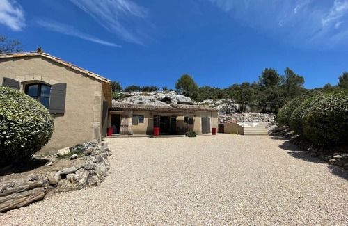 Orgon House | Private heated pool villa in the Alpilles