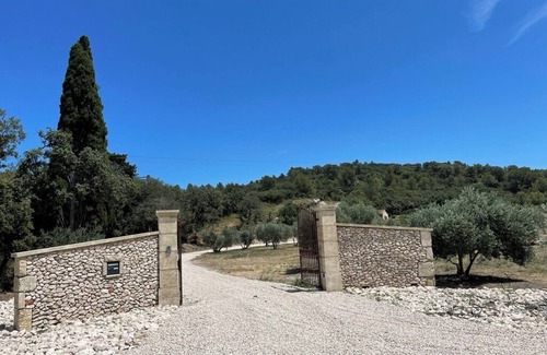 Orgon House | Private heated pool villa in the Alpilles