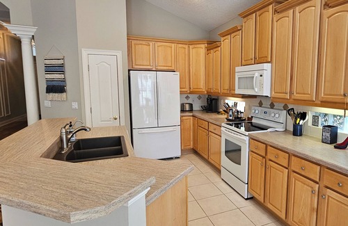 St. Augustine House | Private home-Large screened lanai-BBQ- sleeps 8-easy walk to pool!