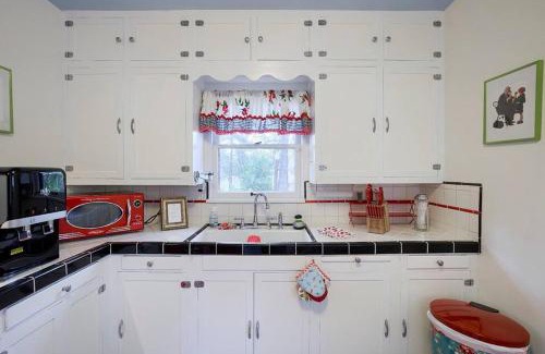 Prescott House | PRIVATE HOME Walk to Downtown CHERRY BLOSSOM COTTAGE Hot Tub SLEEPS UP TO 6 GUESTS