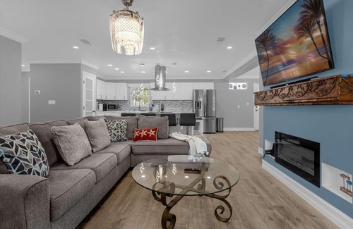 Ruskin House | Private home with heated pool & hot tub close to beaches ,parks , and shopping