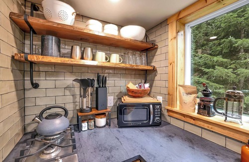 New Meadows Cottage | Private Hot Spring | Off Grid | River | Brundage