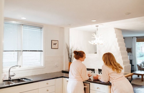 Saskatoon Downtown House | Private Hot Tub 3Bd, 5 min Walk to Broadway & Downtown