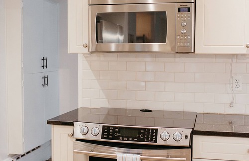 Saskatoon Downtown House | Private Hot Tub 3Bd, 5 min Walk to Broadway & Downtown