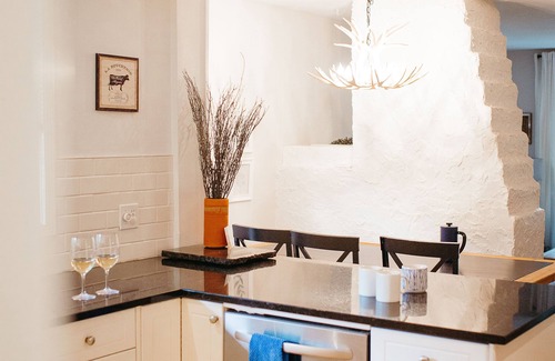 Saskatoon Downtown House | Private Hot Tub 3Bd, 5 min Walk to Broadway & Downtown