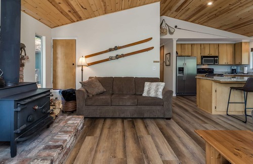 Arnold Cabin | PRIVATE HOT TUB + ACCESS TO BLS RECREATION CENTER