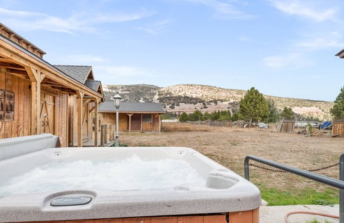 Big Bear City Cabin | Private HOT TUB!! Mountain Views. Close to LAKE and VILLAGE!
