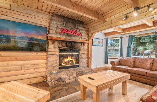 Big Bear City Cabin | Private HOT TUB!! Mountain Views. Close to LAKE and VILLAGE!