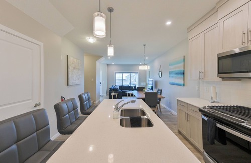 Calgary House | Private HOT TUB! NEW Modern Home, 5min to Airport!