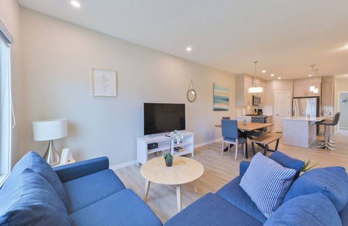 Calgary House | Private HOT TUB! NEW Modern Home, 5min to Airport!