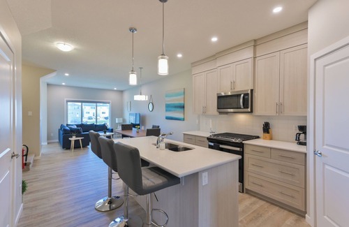 Calgary House | Private HOT TUB! NEW Modern Home, 5min to Airport!