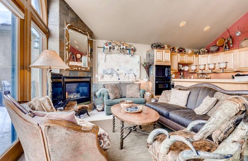 The Reserve House | Private Hot Tub, Spacious Patio for Apres Ski & Mountain Sunset Viewing! Garage and Driveway Parking