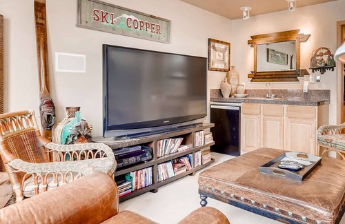 The Reserve House | Private Hot Tub, Spacious Patio for Apres Ski & Mountain Sunset Viewing! Garage and Driveway Parking