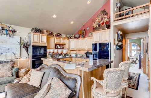 The Reserve House | Private Hot Tub, Spacious Patio for Apres Ski & Mountain Sunset Viewing! Garage and Driveway Parking