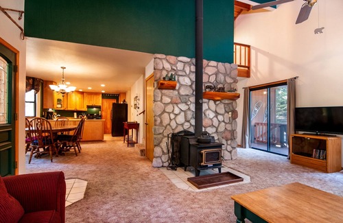 Dorrington Cabin | PRIVATE HOT TUB + WALK TO SNOWSHOE LAKE W/FREE ACCESS