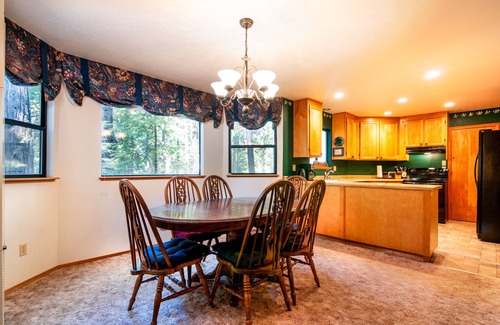 Dorrington Cabin | PRIVATE HOT TUB + WALK TO SNOWSHOE LAKE W/FREE ACCESS