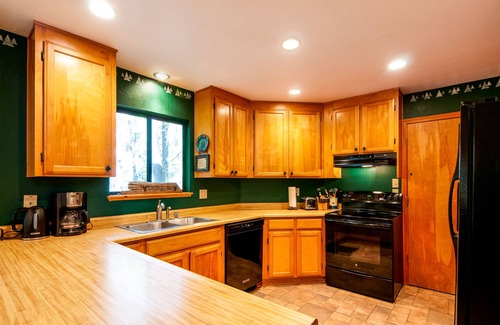 Dorrington Cabin | PRIVATE HOT TUB + WALK TO SNOWSHOE LAKE W/FREE ACCESS