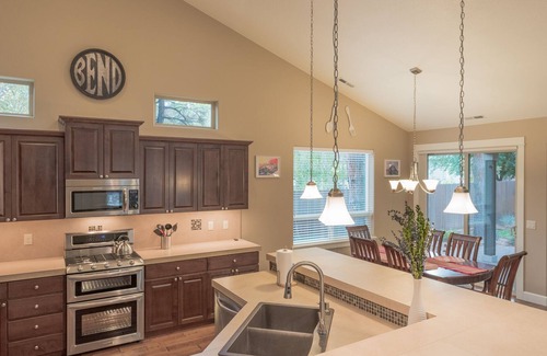 Southern Crossing House | Private Hot Tub ~ Walking distance to Old Mill ~ Fireplace