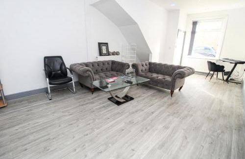 Bradford House | Private House Sleeps 9 with Wi-Fi