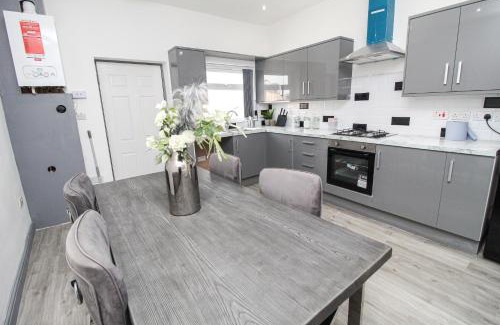 Bradford House | Private House Sleeps 9 with Wi-Fi