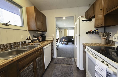 Bellaire Cabin | Private in woods 3bedroom cabin, 1 minute drive to ski slopes. Bon fire pit