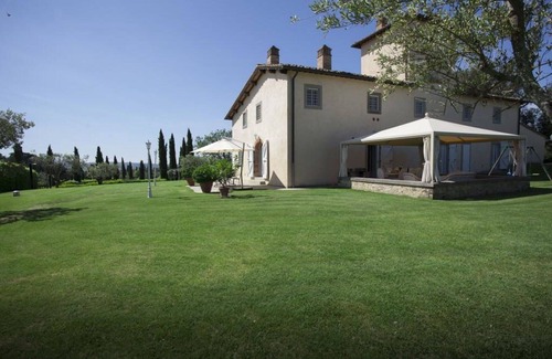 Tavarnelle Val di Pesa Villa | Private Villa with sauna, A/C, private pool, WIFI, hot tub, TV, patio, close to Greve In Chianti