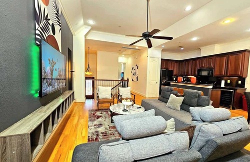 Woodlake - Briar Meadow House | Private Jacuzzi Stylish Galleria Getaway King Bed Garage Parking