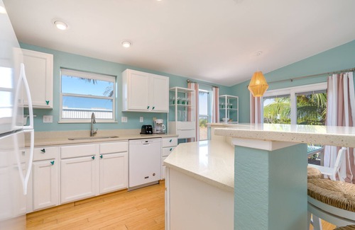 Marathon House | Private Keys Retreat: Waterfront, Pool, Tiki Bar & 5-Bay Dock