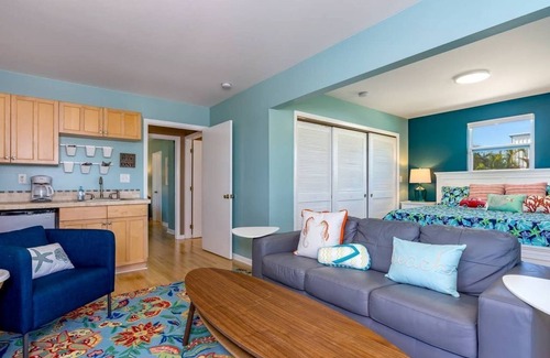 Marathon House | Private Keys Retreat: Waterfront, Pool, Tiki Bar & 5-Bay Dock