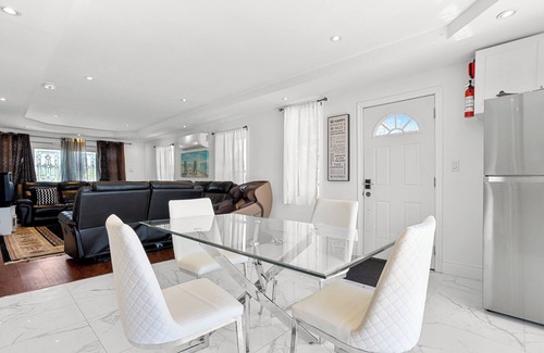 Valentia House | PRIVATE LAKEFRONT COTTAGEWITH GREAT AMENITIES.