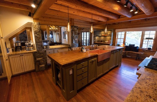 Truckee House | Private, Luxurious Tahoe Retreat - 7100 sq ft with mountain views on 81 acres