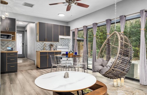 Gainesville House | Private Luxury King Guest House - 4 min from UF stadium