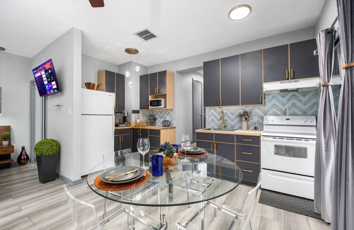 Gainesville House | Private Luxury King Guest House - 4 min from UF stadium