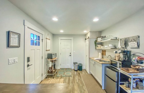 Bend House | Private, Modern Guest Suite – A Peaceful Retreat with Stunning Mountain Views