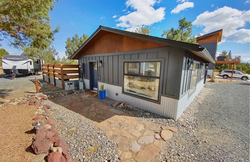 Bend House | Private, Modern Guest Suite – A Peaceful Retreat with Stunning Mountain Views