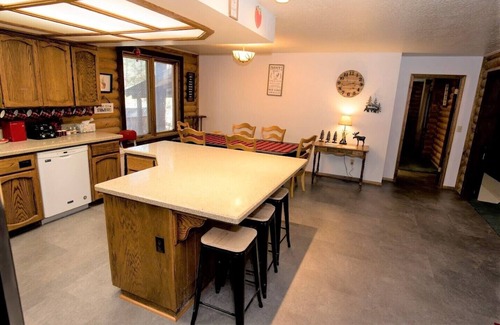 Strawberry House | Private Mountain True Log Cabin Retreat with 2 Master Bedrooms