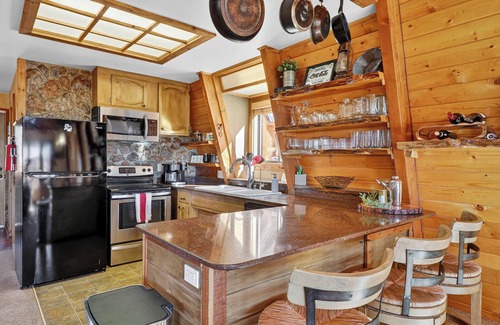 Steam Engine Meadows Cabin | Private Mountain View Cabin, Hot Tub, 2BR + Loft, Minutes to Slopes
