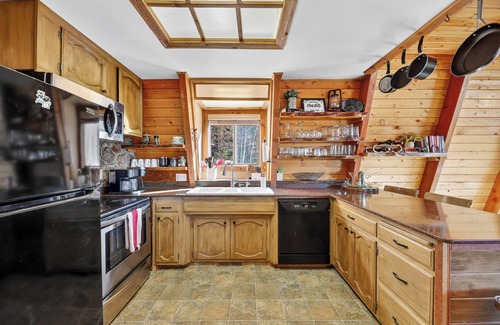 Steam Engine Meadows Cabin | Private Mountain View Cabin, Hot Tub, 2BR + Loft, Minutes to Slopes
