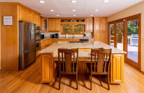 Murphy House | Private Mtn Home with views, Hot Tub, 3 Fireplaces, Steam Shower, Pizza Oven