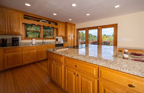 Murphy House | Private Mtn Home with views, Hot Tub, 3 Fireplaces, Steam Shower, Pizza Oven
