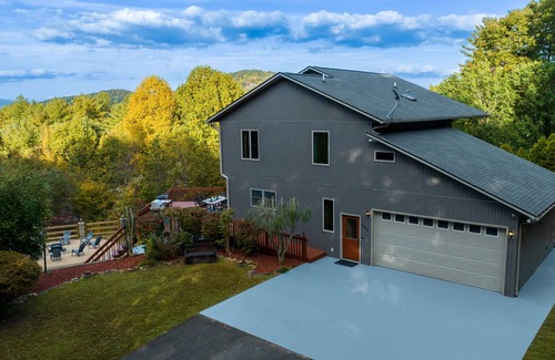 Murphy House | Private Mtn Home with views, Hot Tub, 3 Fireplaces, Steam Shower, Pizza Oven
